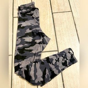Camo leggings, black and gray